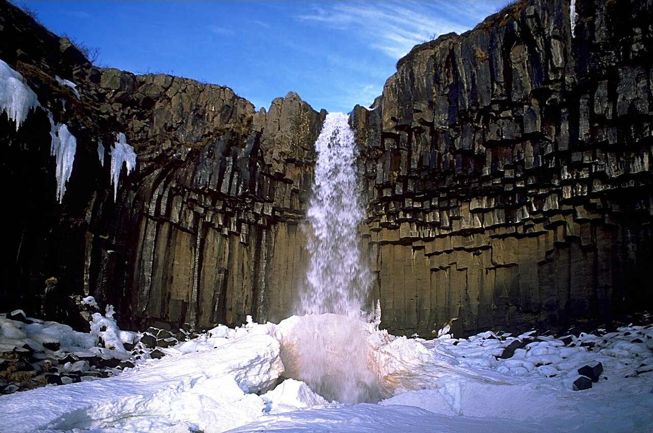 Svartifoss in Skaftafell — winterbeeld